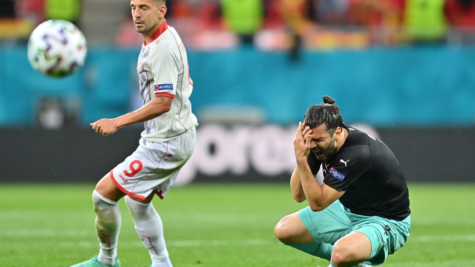 
                <strong>Mit Schmerzen zu Boden</strong><br>
                Der Ball ist weg, Dragovic am Boden. Mit Schmerzen. Das Ergebnis: doppelte Rissquetschwunde um das rechte Auge. So geben die Österreicher tags darauf die Diagnose heraus.
              