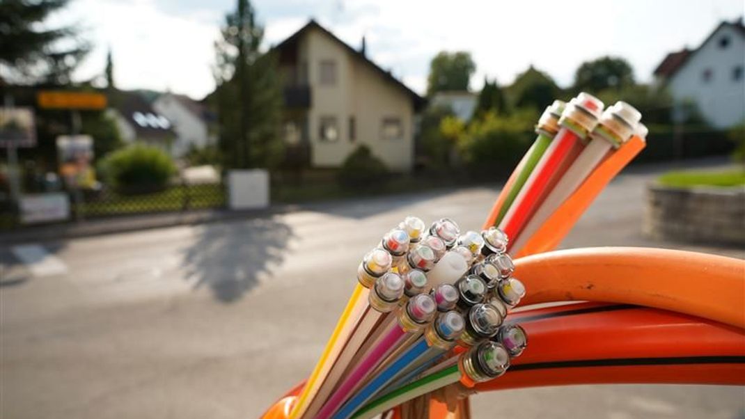 Fake-Glasfaser-Verträge: Miese Betrugsmasche an der Haustür.