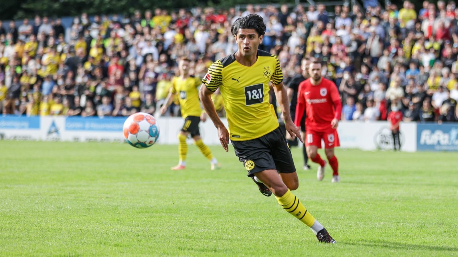 
                <strong>Ein Überangebot im defensiven Mittelfeld</strong><br>
                Apropos Emre Can, der spielt nominell im defensiven Mittelfeld. Genau wie Jude Bellingham, Axel Witsel, Thomas Delaney und Mahmoud Dahoud (im Bild). Ein ziemliches Überangebot für zwei, maximal drei Positionen. Vor allem drängen sich alle mit Leistung auf: Witsel und Delaney spielten jeweils eine tolle EM, Bellingham und Dahoud waren in der Schlussphase der vergangenen Saison bärenstark. Auch hier wird Rose als Manager gefragt sein, von den fünf können pro Spiel allerhöchstens drei in der Startelf stehen, während zwei starke Mittelfeldakteure draußen sitzen.
              