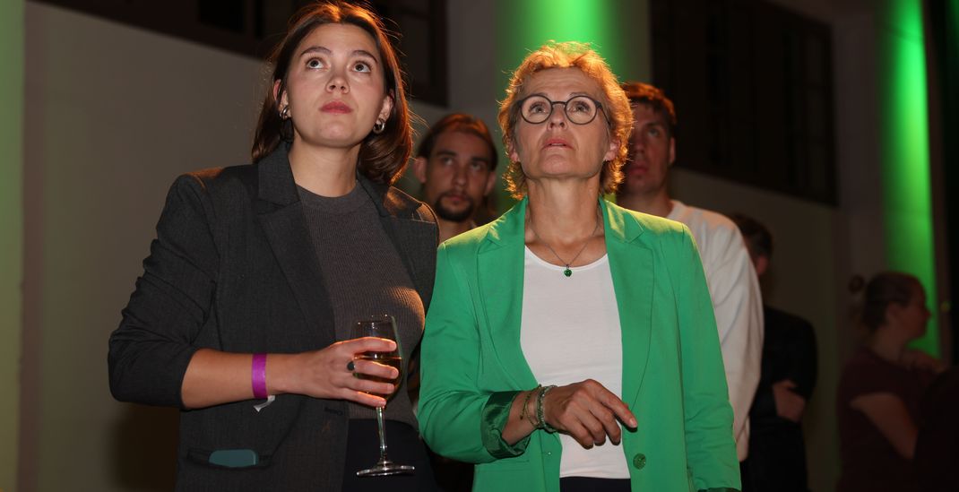 Hanna Große Holtrup (l), Landesvorsitzende von Bündnis 90/ Die Grünen, und Antje Töpfer, Spitzenkandidatin von Bündnis 90/ Die Grünen in Brandenburg, reagieren bei der Wahlparty der Grünen. 