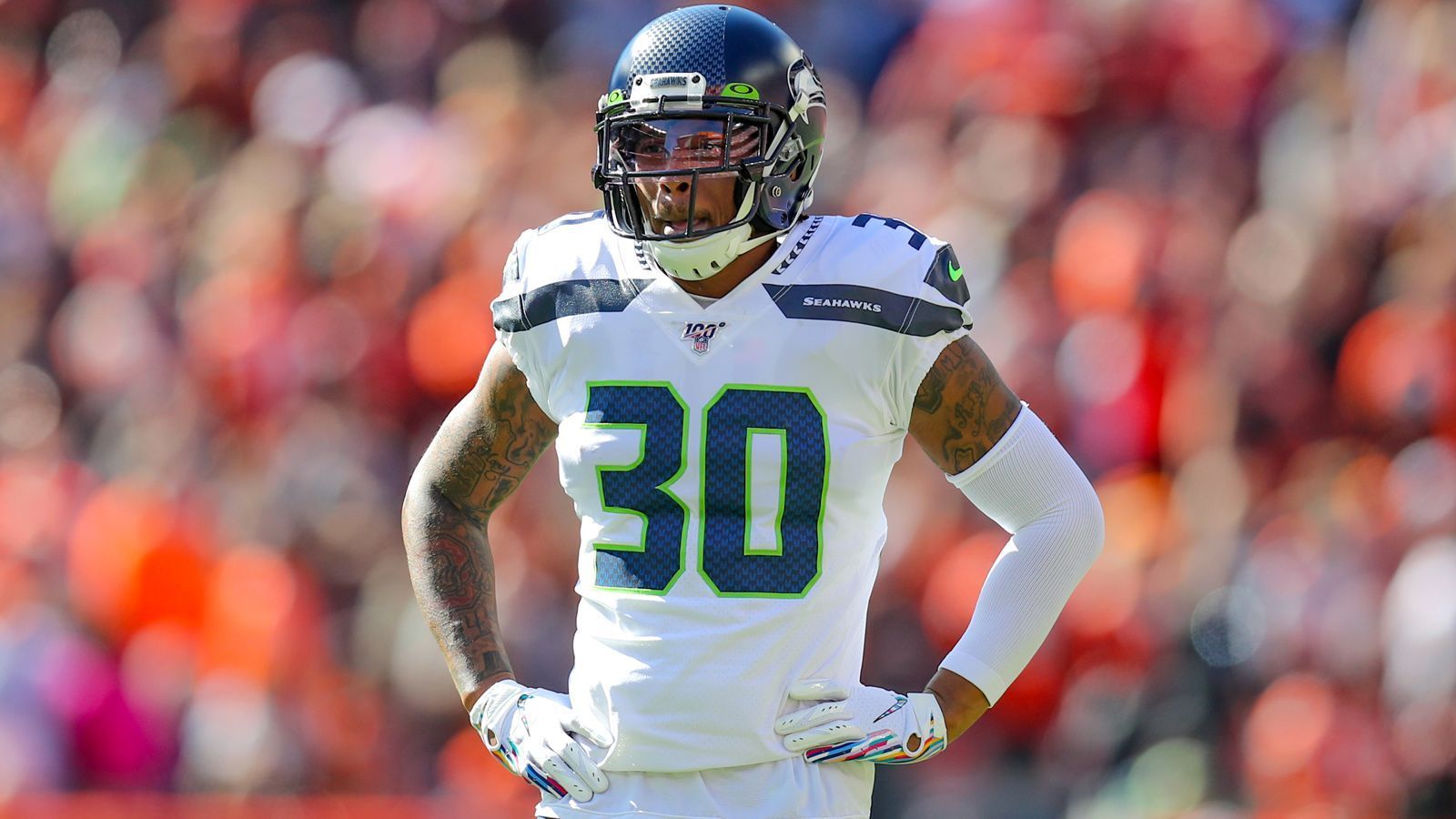 
                <strong>Bradley McDougald (Safety) - Den Bruder glücklich gemacht </strong><br>
                Sein älterer Bruder Brandon träumte ebenfalls von der NFL. Während der Schulzeit wurde ihm allerdings Krebs diagnostiziert. Kurze Zeit später musste ihm ein Bein amputiert werden. Bradley McDougald machte es sich daher zur Aufgabe, den Traum von der NFL für sich und seinen Bruder zu realisieren. Mit Erfolg: Nur zwei Tage, nachdem er bei den Chiefs aussortiert wurde, landete er bei den Tampa Bay Buccaneers und entwickelte sich dort zum Leistungsträger. Seit 2017 spielt er für die Seattle Seahawks. Bruder Brandon ist nahe am Geschehen und sagt: "Ich lebe durch meinen kleinen Bruder." Ein Durchmarsch in den Super Bowl wäre wohl auch für ihn das Größte.
              