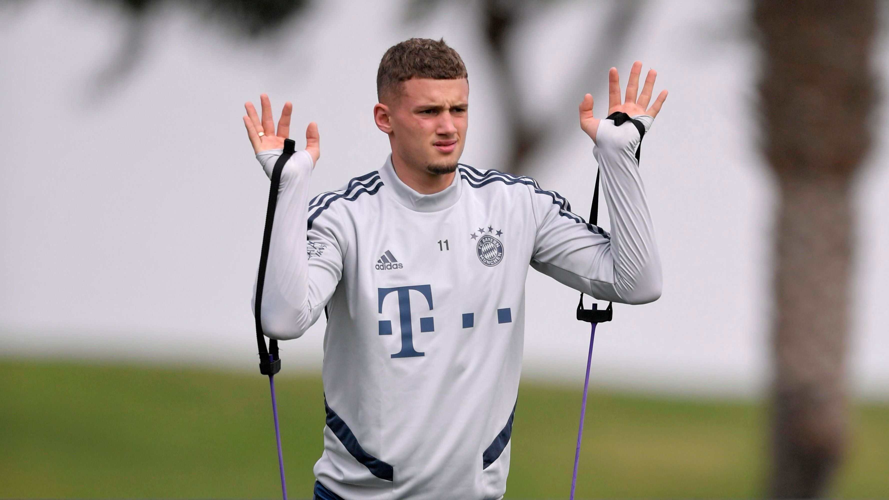 
                <strong>Michael Cuisance</strong><br>
                Der frühere Gladbacher gilt als ein noch größeres Talent als Zirkzee. Eigentlich bringt der 20-Jährige alles mit, was beim FC Bayern gefragt ist: ein hervorragendes Spielverständnis, einen starken linken Fuß, wobei auch der schwächere Rechte gut ausgeprägt ist. In der jüngeren Vergangenheit bei Gladbach stand ihm jedoch sein Ego im Weg. Nachdem Cuisance in seiner Debütsaison bei der Borussia 2017 sofort eingeschlagen hatte, forderte er vehement einen Stammplatz. In der Folgesaison hatte er diesen prompt - allerdings auf der Reservebank. Die Bayern ließen sich vom vermeintlich schwierigen Charakter jedoch nicht abschrecken. In München kam Cuisance bislang zweimal bei den Profis zum Einsatz, fünfmal in der 3. Liga. Zuletzt bremste ihn eine Sprunggelenksverletzung. Doch alle sind sich einig: Wenn er die richtige Einstellung findet, kann er ein Großer werden.
              