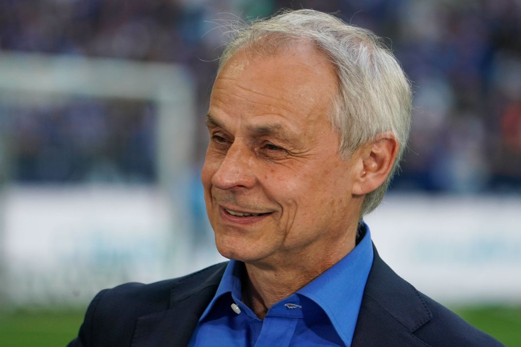 Olaf Thon bestritt zwischen 1984 und 1998 52 Länderspiele für Deutschland und wurde 1990 Weltmeister. In der Bundesliga bestritt er 443 Spiele für Schalke 04 und den FC Bayern München.