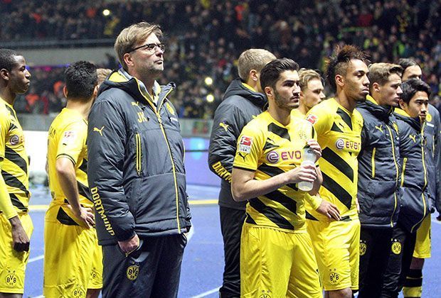 
                <strong>BVB-Fans in Berlin</strong><br>
                Völlig konsterniert steht die BVB-Truppe vor den mitgereisten Anhängern. Sie wirken geschockt von der eigenen Leistung und tief beeindruckt von den Fans.
              