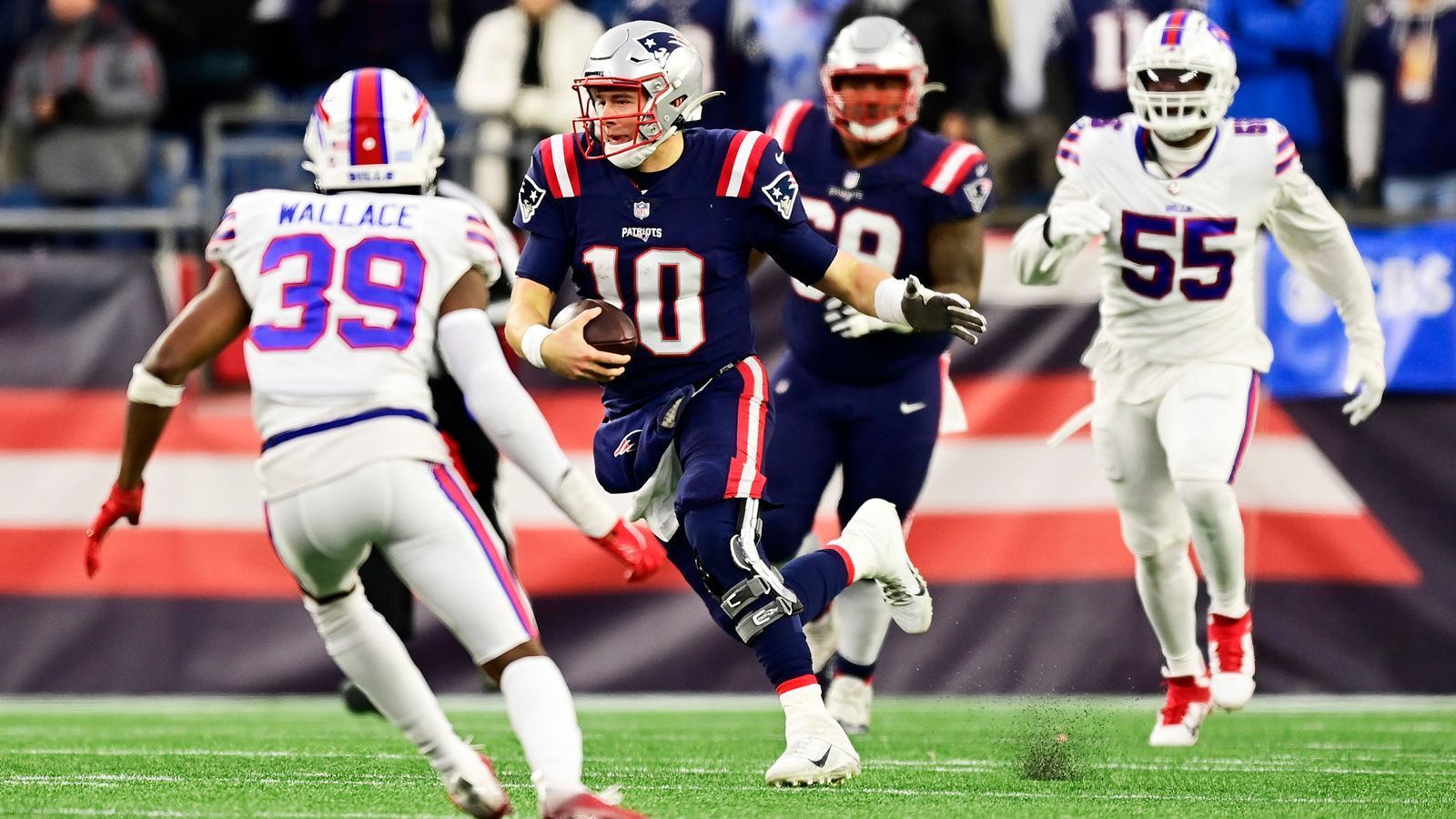 
                <strong>New England Patriots at Buffalo Bills - Sonntag ab 2:00 Uhr auf ProSieben </strong><br>
                Es ist immer noch ungewohnt, die New England Patriots im Duell mit den Buffalo Bills als Underdog zu sehen. Das Team um Josh Allen hat sich jedoch den Heimvorteil gesichert - auch wenn dieser in der Regular Season nicht in einen Sieg umgemünzt werden konnte. In den beiden Spielen gewann jeweils das Auswärtsteam. Die Patriots profitierten im ersten Spiel in Buffalo dank ihres starken Laufspiels von den schwierigen Wetterbedingungen. Auch am Samstagabend werden schwierige Verhältnisse im Bundesstaat New York erwartet, es soll bis zu -12 Grad Celsius werden. Mastermind Bill Belichick hat genug solcher Playoffs-Spiele erlebt, um zu wissen, wie man damit umgeht. In der Nacht von Samstag auf Sonntag, ab 2 Uhr live auf ProSieben und ran.de!
              