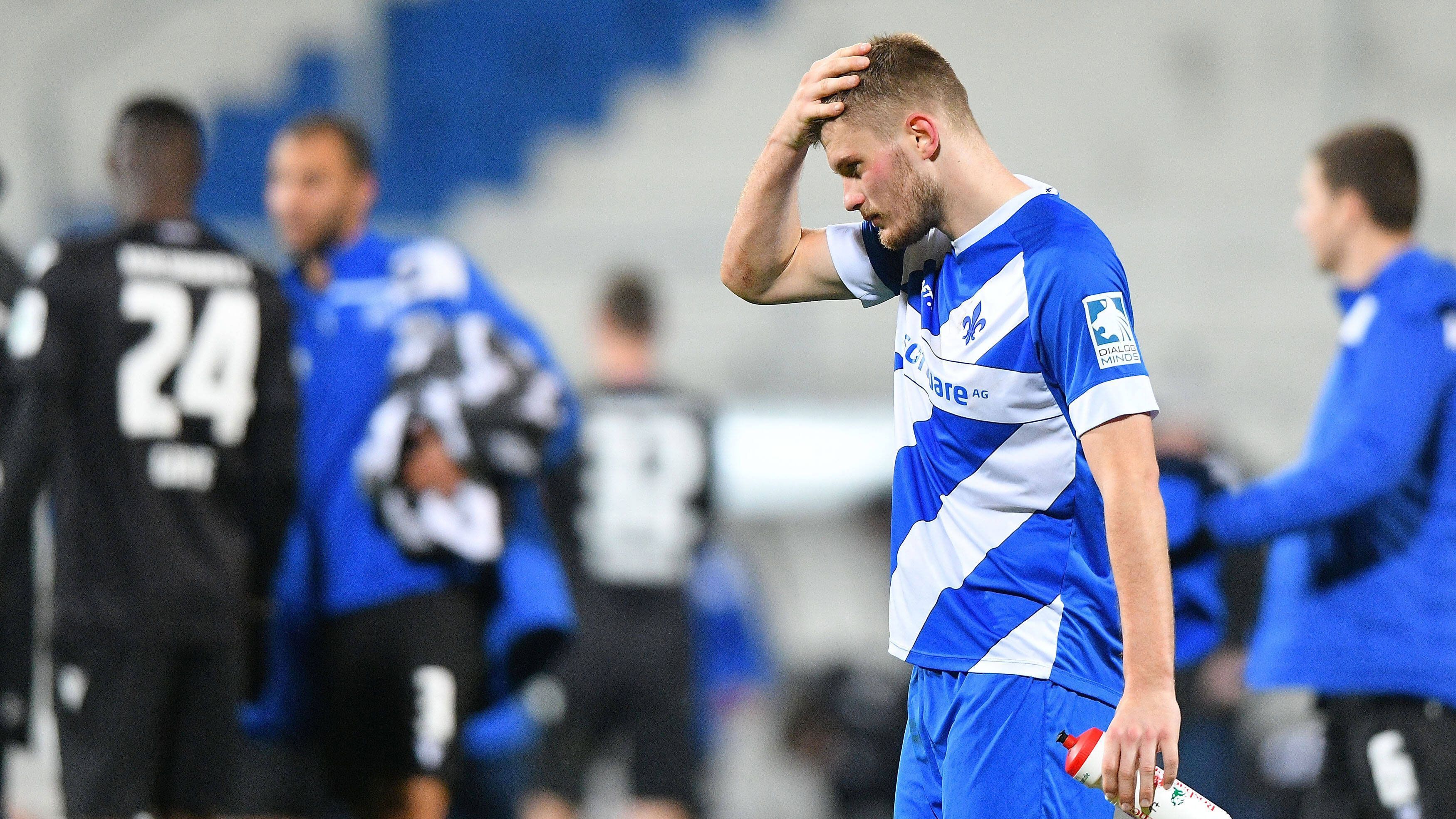 
                <strong>Lars Lukas Mai (SV Darmstadt 98)</strong><br>
                Die Leihe des Defensivspezialisten beim SV Darmstadt 98 läuft nach der EM aus. Damit ginge es für Mai wieder zurück zum FC Bayern München. Allerdings sollen bereits mehrere Angebote aus der 2.Bundesliga für den 21-Jährigen beim Rekordmeister auf dem Schreibtisch liegen. Die "tz" in München sieht den HSV als Favorit auf eine Verpflichtung, laut "Kicker" drohe aber auch Konkurrenz aus Schalke und Düsseldorf. 
              