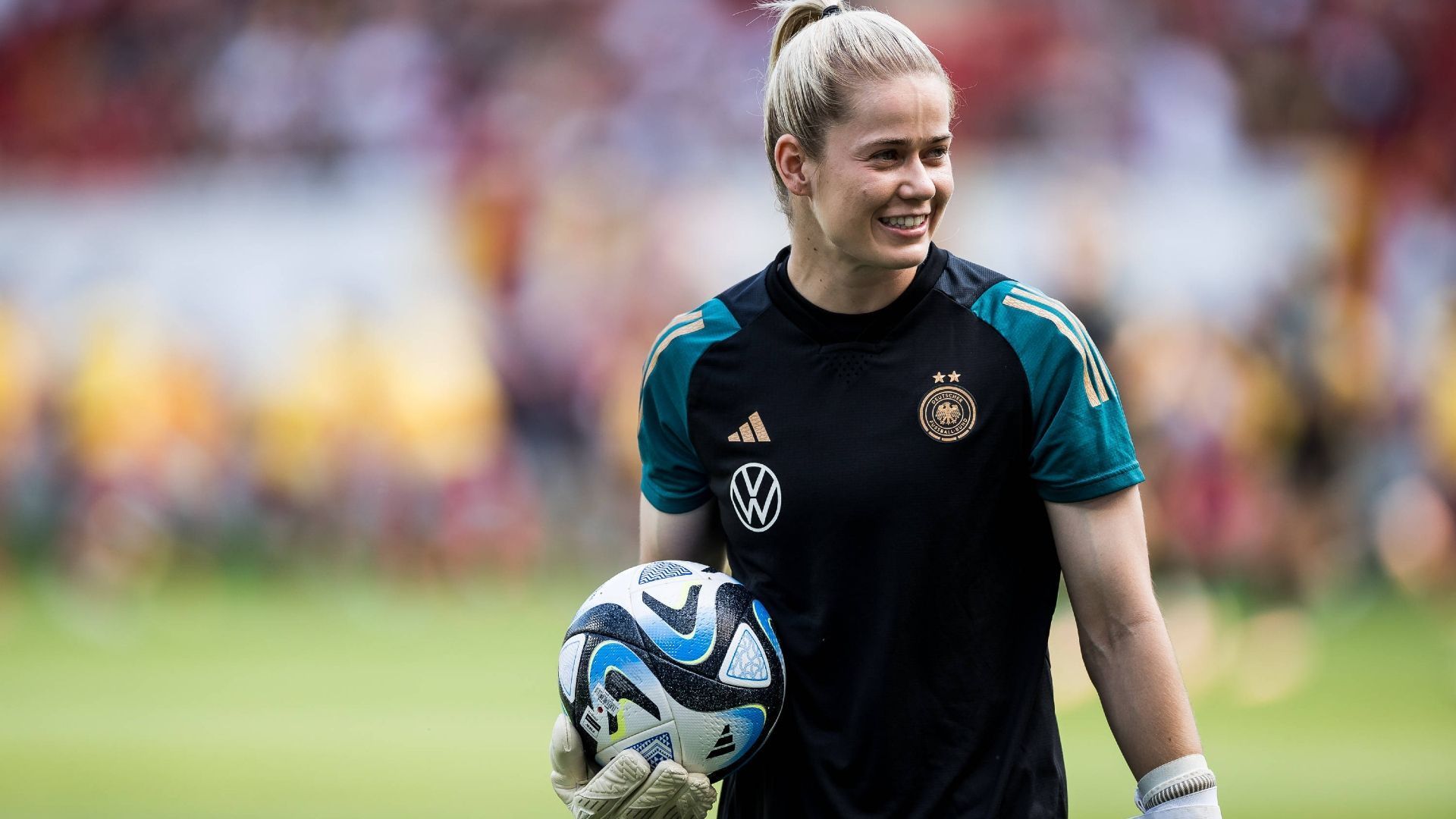 
                <strong>Stina Johannes</strong><br>
                &#x2022; <strong>Position: </strong>Tor<br>&#x2022; <strong>Verein: </strong>Eintracht Frankfurt<br>&#x2022; <strong>Trikotnummer: </strong><br>&#x2022; <strong>Alter: </strong><br>&#x2022; <strong>Länderspiele: </strong><br>&#x2022; <strong>Länderspiel-Tore: </strong><br>
              