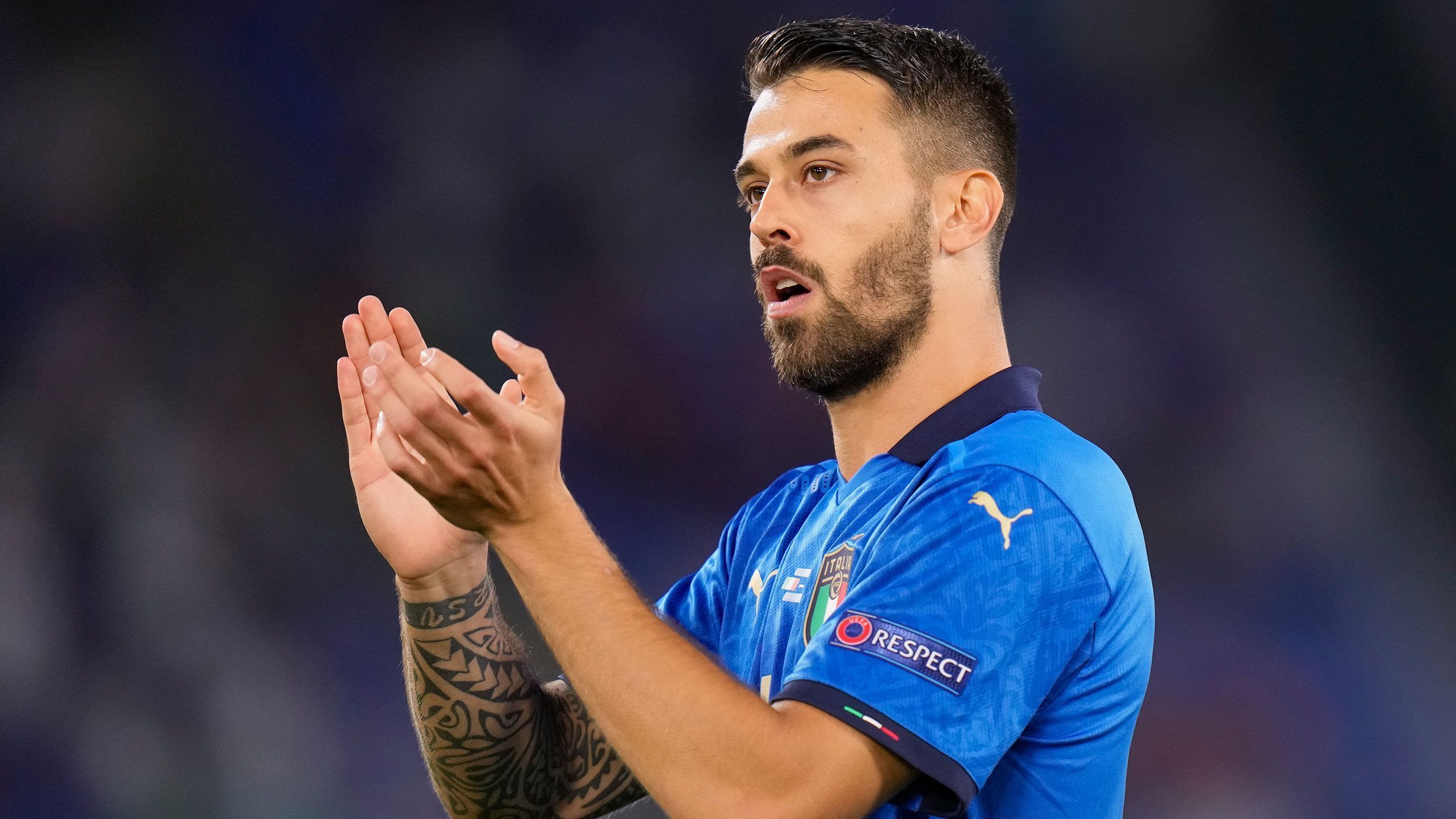 
                <strong>Leonardo Spinazzola</strong><br>
                Direkt nach vier Sekunden begeht der Spieler der AS Roma das erste Foul, dann geht es aufwärts. Spinazzola überzeugt mit einem schnellen Antritt und bildet mit Insigne auf der linken Außenbahn ein starkes Duo. Er ist offensiv engagiert, gewinnt Eins-gegen-Eins-Situationen und versucht selbst Abschlüsse zu kreieren. Diese offensiven Vorstöße sind aber natürlich dadurch begünstigt, dass es hinten kaum etwas zu verteidigen gibt. Starker Auftritt des 28-Jährigen. ran-Note: 2
              