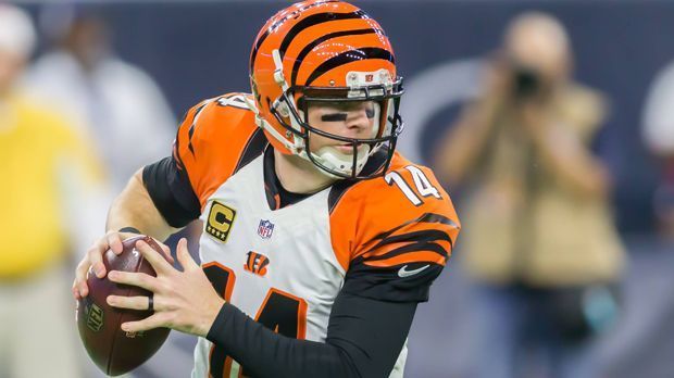 
                <strong>Verlierer: Andy Dalton</strong><br>
                Da wacht man morgens auf und wenig später sind zwei deiner wichtigsten Bodyguards plötzlich nicht mehr da. Andy Dalton kann sich vermutlich jetzt schon auf schwere Hits in der neuen Saison einstellen. Mit Kevin Zeitler und Andrew Whitworth haben zwei Spieler die Cincinnati Bengals verlassen, die extrem wichtig waren. Die Draft Class ist nicht gerade üppig bestückt auf der Tackle-Position. Cincinnati muss sich etwas einfallen lassen, wenn sie nicht im zweiten Jahr in Folge die Playoffs verpassen wollen.
              