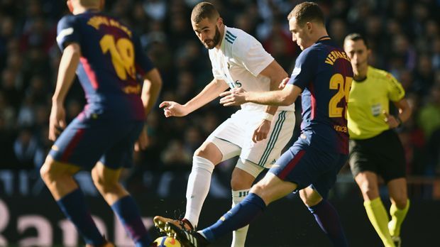 
                <strong>Karim Benzema</strong><br>
                Der Franzose hängt zunächst ein wenig in der Luft, im Sturmzentrum ist wenig Platz für Benzema. Deutet aber immer wieder seine Gefährlichkeit an, etwa als er kurz vor der Pause eine Marcelo-Flanke an den Pfosten köpft. Benzema ackert viel, arbeitet nach hinten. Als er nach 66 Minuten ausgewechselt wird, pfeifen die Fans im Bernabeu. Das hat er nicht verdient. ran-Note: 3
              