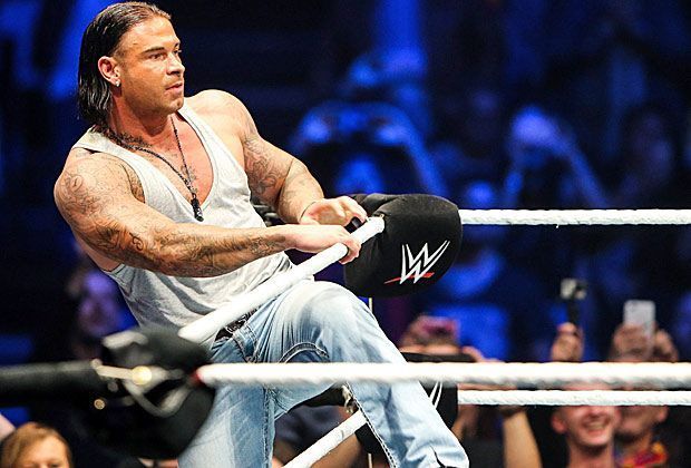 
                <strong>Erster Wrestling-Auftritt von Tim Wiese</strong><br>
                Er ist im Ring! Unter großem Jubel und Applaus schreitet Wiese nach einem kurzen Wortgefecht zur Tat. Das Tag-Team "The Usos" führt ihn durch den Ring.
              