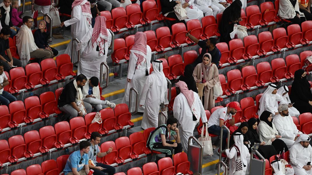 Eröffnungsspiel im Al-Bait Stadion, die Zuschauer verlassen vor Spielende das Stadion.
