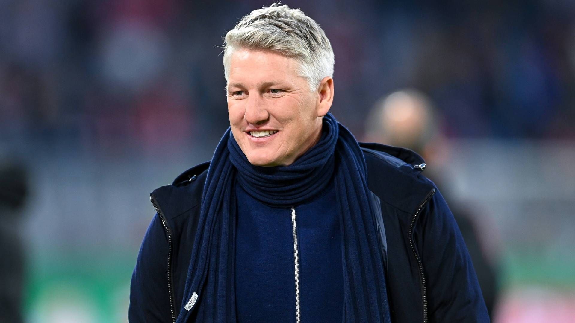 
                <strong>Bastian Schweinsteiger (Ehemaliger Bayern-Star und heutiger ARD-Experte)</strong><br>
                "Schweini" genießt bei den Bayern-Fans höchstes Ansehen und wurde in seiner aktiven Zeit nicht umsonst in den Rang eines "Fußballgotts" erhoben. Er verkörpert als absolute Identifikationsfigur die DNA des Klubs wie kaum ein anderer. Aktuell ist er als Experte bei der "ARD" angestellt und konnte dadurch seinem Profil eine Portion Meinungsstärke hinzufügen. Uli Hoeneß rollte ihm jüngst den roten Teppich aus. "Ich bin überzeugt, dass bei Bastian Schweinsteiger die Türen beim FC Bayern weit aufgehen", sagte er in einer Talkrunde der "Abendzeitung". Allerdings verfügt der Weltmeister von 2014 über keinerlei Erfahrung als Funktionär, was ihn schnell von der Kandidatenliste streichen sollte.
              