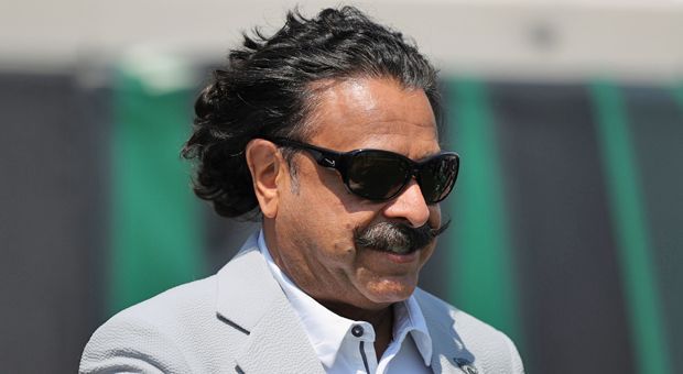 
                <strong>Shahid Khan</strong><br>
                Die Geschichte von Jaguars-Besitzer Shahid Khan ist filmreif: Vor 50 Jahren kam er aus Pakisten in die USA, verdiente sich als Tellerwäscher das Geld fürs Ingenieursstudium. Inzwischen ist er Business-Tycoon und Multimilliardär. Und Trump-Gegner: Khan stellte sich beim Hymnen-Protest demonstrativ an die Seite seines Teams und übte damit Kritik an der ausländerfeindlichen Politik des US-Präsidenten. "Unser Team und die NFL spiegeln unsere Nation mit Unterschieden in verschiedensten Formen wie Hautfarbe, Glaube, Ansichten und Ziele wider", sagte der Jaguars-Boss. Guter Mann.
              