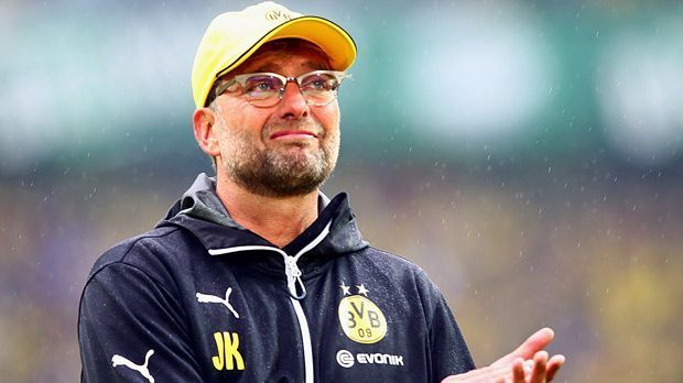 
                <strong>Abschied mit Tränen 2015</strong><br>
                Abschied mit Tränen 2015: Der BVB beendete die Saison noch auf dem siebten Platz. Zum Abschied gewann Dortmund am 34. Spieltag mit 3:2 gegen Werder Bremen und bescherte Klopp somit ein versöhnliches und emotionales Ende. Nach dem Schlusspfiff feierten die Borussen-Fans ihren scheidenden Trainer. Diese riesige Zuneigung ging an Klopp natürlich nicht spurlos vorüber. Es flossen reichlich Abschiedstränen beim zweimaligen Meistermacher der Westfalen.
              