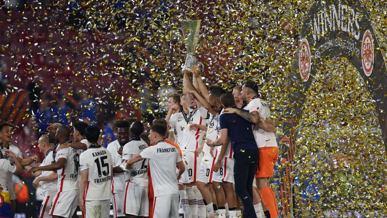 
                <strong>Premiere für einen Bundesligisten</strong><br>
                Als erstem deutschen Team überhaupt gelang es der Eintracht, die in der Saison 2009/10 eingeführte Europa League zu gewinnen. Die Eintracht hatte zuletzt 1980 einen europäischen Titel geholt, den UEFA-Pokal.
              