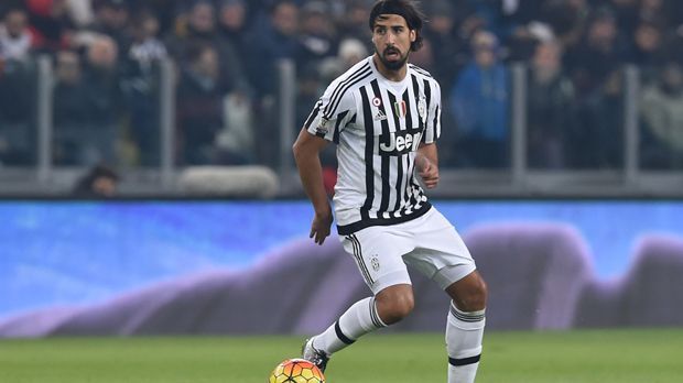 
                <strong>Sami Khedira</strong><br>
                Der Weltmeister ist bei Juventus Turin angekommen. Die italienischen Medien schwärmen von dem 28-Jährigen in den höchsten Tönen. Die "Tuttosport" hat dem Mittelfeldspieler auch gleich einen neuen Spitznamen verpasst: "Er ist eine Art Jedi ohne Laser-Schwert. Die Macht fließt stark in ihm. Er bewirbt sich für die nächste Folge von Star Wars", schrieb das Blatt nach dem 3:0-Sieg gegen Hellas Verona. Ob Jogi Löw auch einen Jedi-Ritter gebrauchen kann?
              