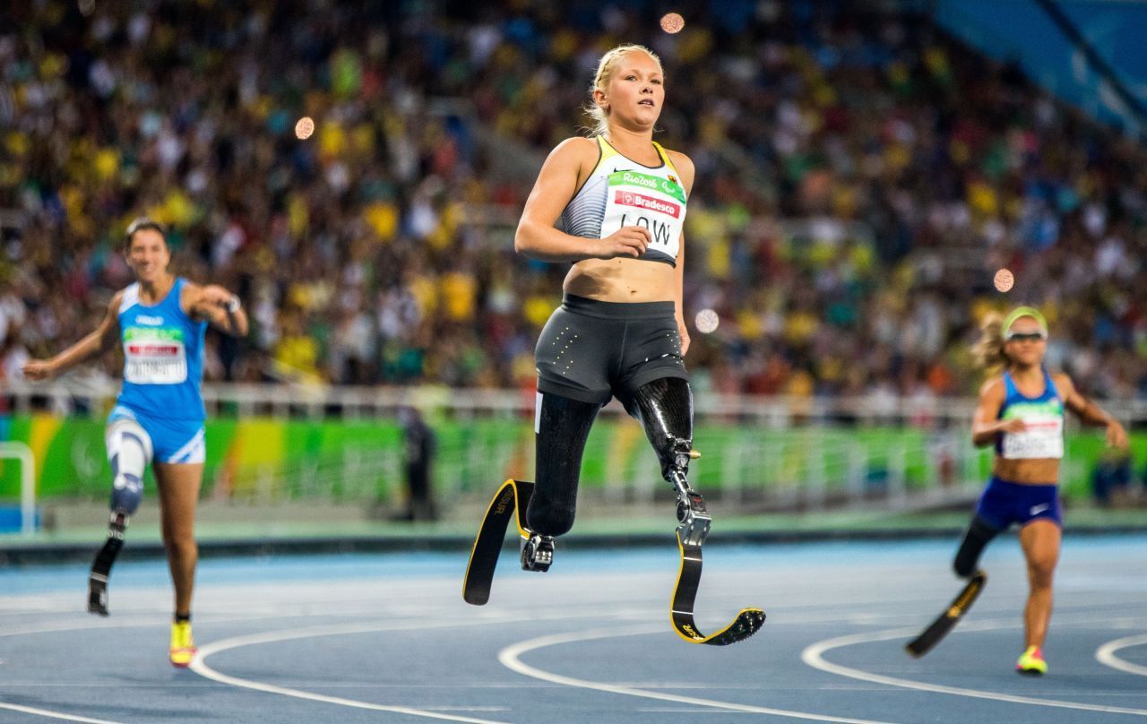 Leichtathletik: Hier starten die meisten Sportler:innen. Das liegt nicht zuletzt daran, dass es zahlreiche verschiedene Disziplinen gibt. Kugelstoßen, Speerwurf, Lauf- und Sprungdisziplinen, um nur einige zu nennen. Entsprechend unterschiedlich sind auch die Beeinträchtigungsarten. Querschnittsgelähmte sind ebenso vertreten wie Kleinwüchsige, Rollstuhlfahrer:innen oder Sehbehinderte. Viele Athletinnen und Athleten treten mit 