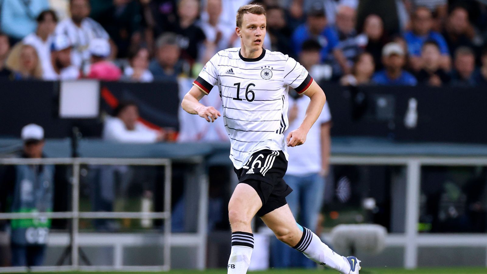 
                <strong>Lukas Klostermann</strong><br>
                &#x2022; Verein: RB Leipzig<br>&#x2022; Länderspiele: 18<br>&#x2022; Länderspieltore: /<br>&#x2022; Bundesligaspiele: 131<br>
              