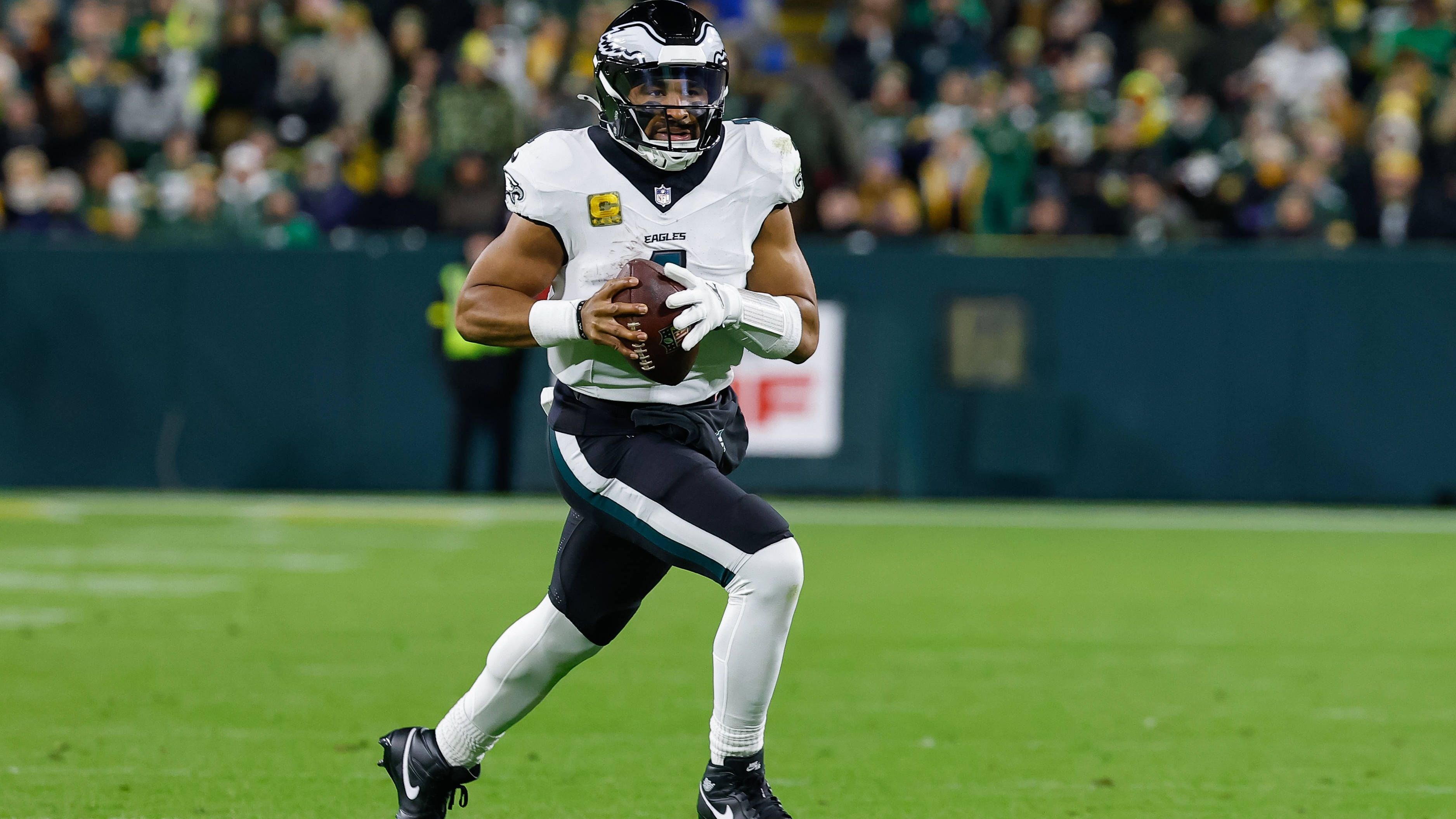 <strong>Platz 9: Jalen Hurts (Philadelphia Eagles)</strong><br>Nicht nur die Eagles bezwangen die Green Bay Packers, auch Jalen Hurts entschied das Quarterback-Duell mit Jordan Love für sich. Sowohl bei der Passquote als auch bei den Passing Yards hatte er die Nase vorn, warf zudem einen Touchdown-Pass. Ganz nach dem Motto: Ein gutes Pferd springt nicht höher als es muss.