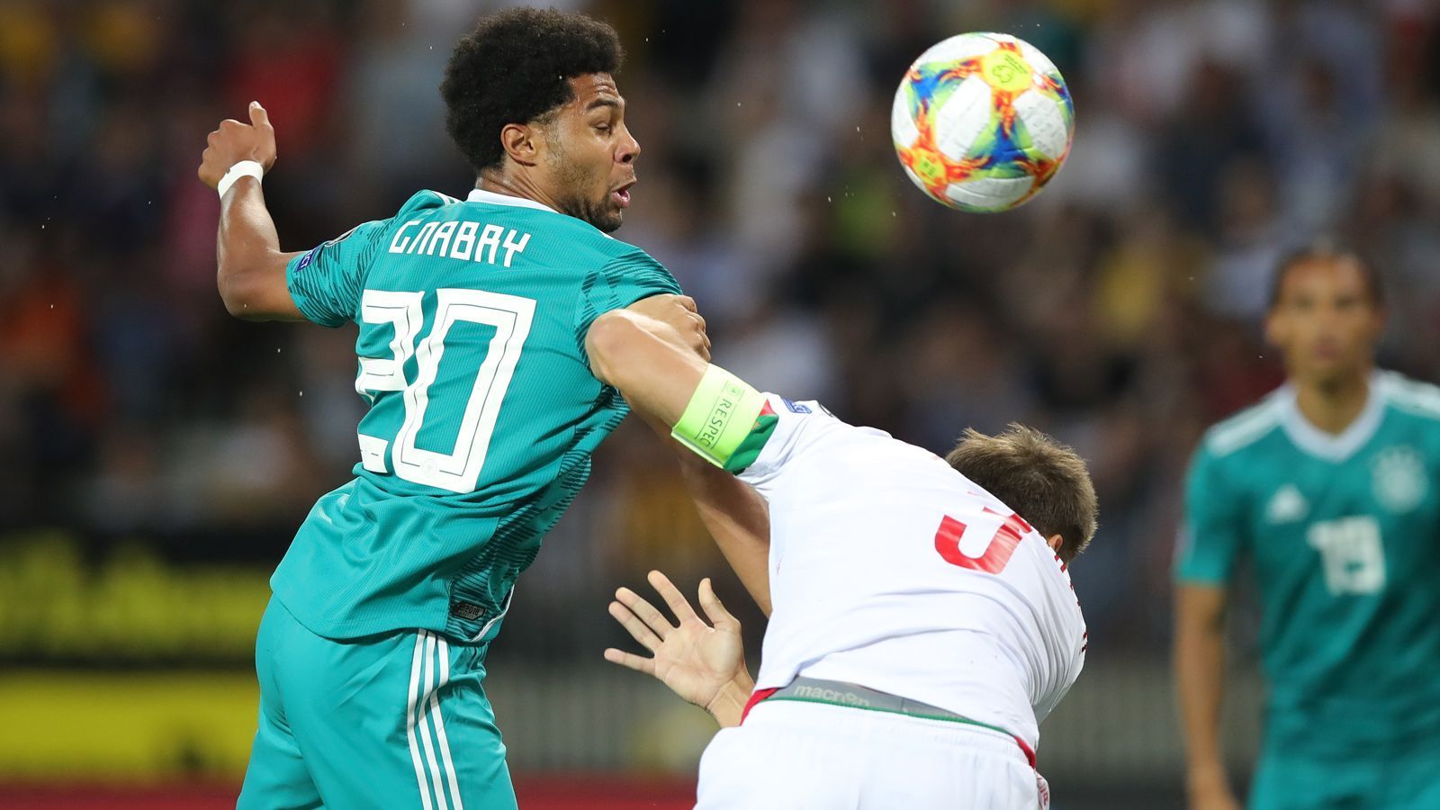 
                <strong>Serge Gnabry</strong><br>
                Immer wieder im Sturmzentrum zu finden. So erspielt er sich auch seine erste Chance, scheitert aber am weißrussischen Keeper. Sehr auffällig in den Anfangsminuten, sucht immer wieder den Abschluss. Wirbelt im Trio mit Reus und Sane. Draxler ersetzt ihn in der 71. Minute. ran-Note: 2
              