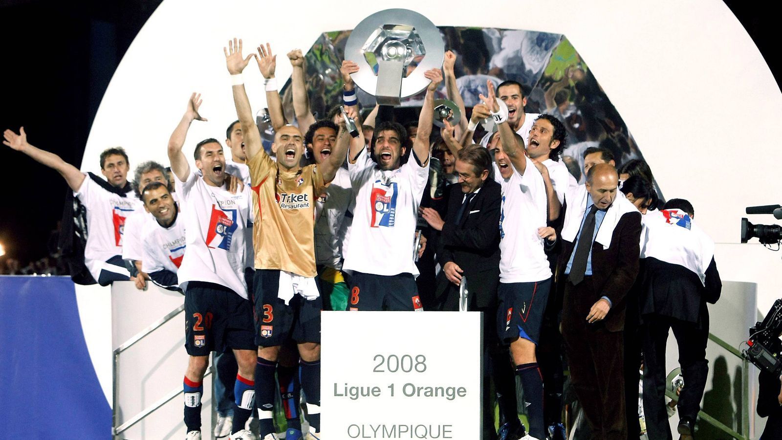 
                <strong>Platz 6 (geteilt) - Frankreich: Olympique Lyon</strong><br>
                &#x2022; Anzahl der Meistertitel in Serie: 7 - <br>&#x2022; Zeitpunkt der Meister-Serie: 2002-2008<br>
              