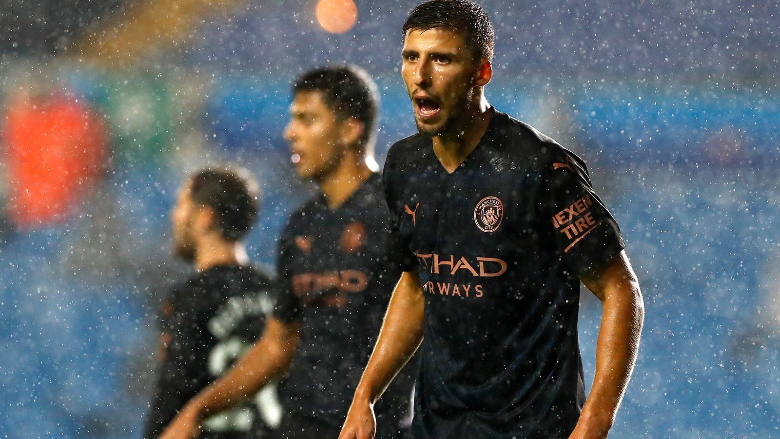 
                <strong>Ruben Dias zu Manchester City - und ein Deal im Gegenzug</strong><br>
                Mendes' größter Deal in diesem Sommer führte Ruben Dias für 68 Millionen Euro von Benfica Lissabon zu Manchester City. Dort verdrängte dieser den Abwehrspieler Nicolas Otamendi, den Mendes daraufhin auf die freigewordene Stelle bei Befinca lotste. Kostenpunkt: 15 Millionen Euro. Da auch Otamendi von Mendes beraten wird, kassierte der Berater bei beiden Transfers ordentlich mit.
              