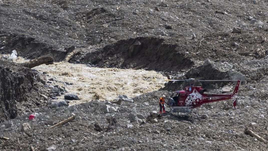 Suche per Hubschrauber: Zwischen dem 19. und 28. Mai 2025 stürzten mehrere Millionen Kubikmeter Gestein vom Kleinen Nesthorn oberhalb von Blatten ab.