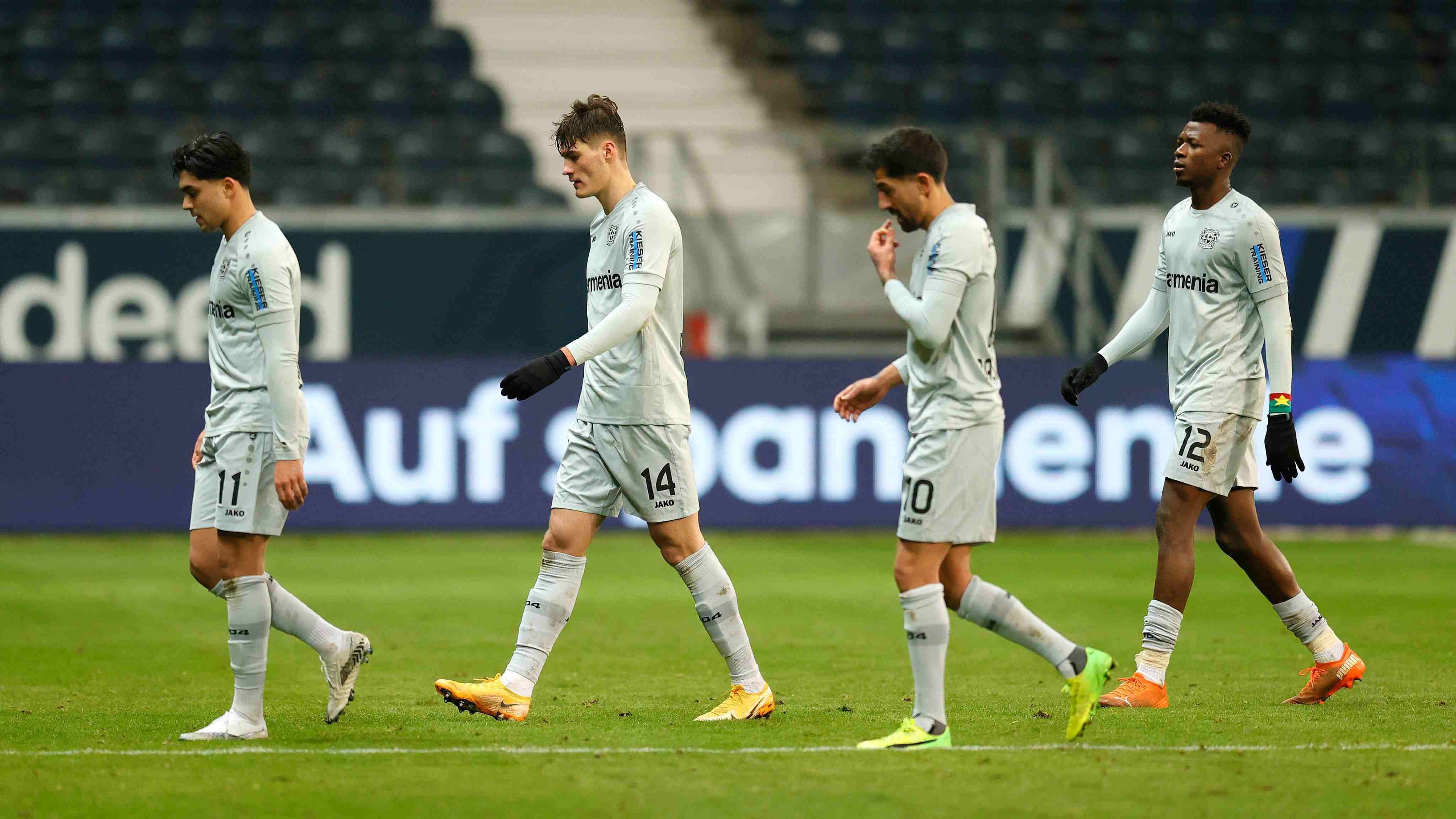 
                <strong>Wirft Leverkusen bereits das Handtuch im Titelkampf?</strong><br>
                Durch die 1:2-Niederlage bei Eintracht Frankfurt haben die Leverkusener über die vergangenen beiden Spieltage sechs Punkte auf den FC Bayern verloren. Grund genug für Bosz, die Münchner vorzeitig zum Meister zu küren: "Am Ende wird Bayern doch wieder die beste Mannschaft sein", sagte Bosz kleinlaut. Das Selbstvertrauen in Leverkusen scheint über die Weihnachtsfeiertage deutlich gesunken zu sein. 
              