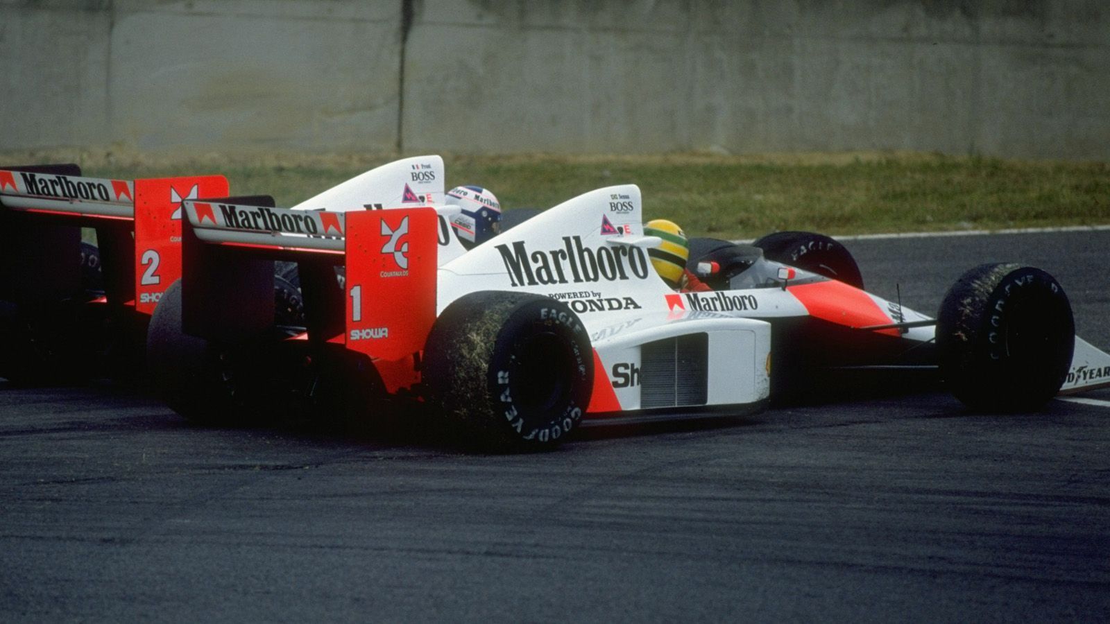 
                <strong>McLaren Honda (1989) </strong><br>
                Der Formel 1-Zirkus ist in den 1980ern durch leistungsstarke Turbomotoren dominiert, bevor sie 1989 vom Reglement verboten und durch Saugmotoren abgelöst wurden. Auch die große Rivalität der beiden McLaren-Piloten Alain Prost und Ayrton Senna prägten das Formel-1-Jahrzehnt. Beide Fahrer zählen mit vier (Prost) und drei WM-Titeln (Senna) zu den erfolgreichsten Fahrern der Formel-1-Geschichte.
              