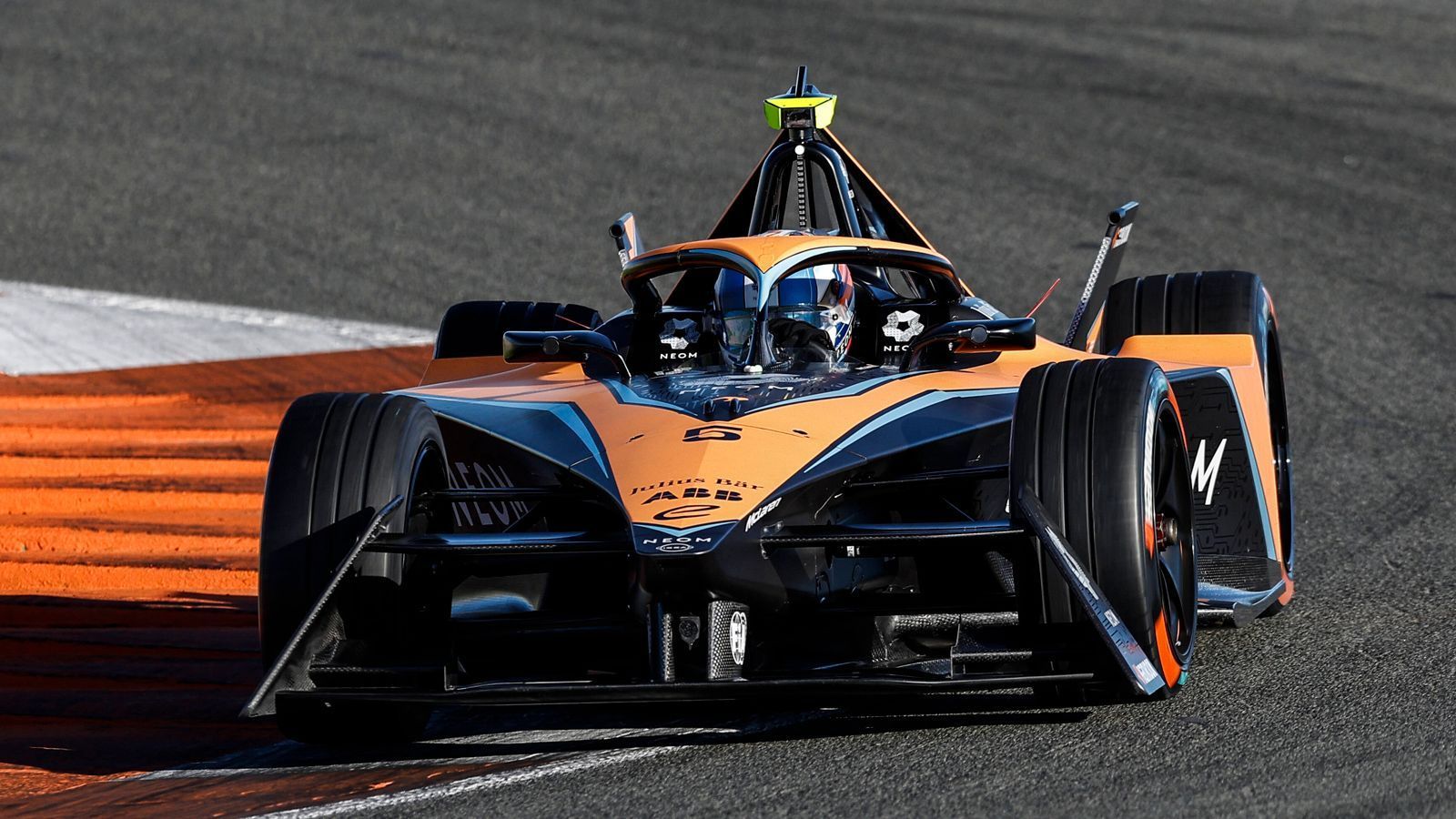 
                <strong>NEOM McLaren FE</strong><br>
                NEOM McLaren FE hat sich für das 2023er-Design ganz klar am Formel-1-Team orientiert. Auch dort dreht McLaren in einem "papayafarbenen" Boliden seine Runden. In der Debütsaison in der Formel E geht das Team mit Jake Hughes und Rene Rast an den Start.
              