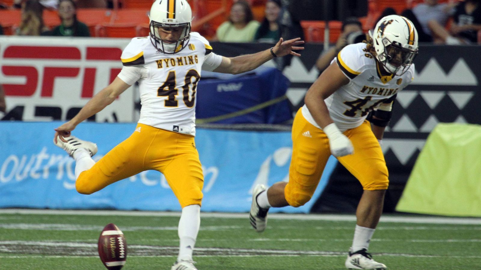 
                <strong>Cooper Rothe (Kicker, Wyoming) </strong><br>
                Hätte er sich für den NFL Draft 2019 zur Auswahl gestellt, wäre Cooper Rothe wohl verhältnismäßig früh gepickt worden. Am College hatte er im Jahre 2018 starke 94,1 Prozent seiner Field Goals verwandelt, war danach in der engen Auswahl für den Lou Groza Award. Dann der Einbruch: 2019 verwandelte er nur noch 68,2 Prozent seiner Field Goals, verschoss zudem auch drei Extrapunkte.  
              