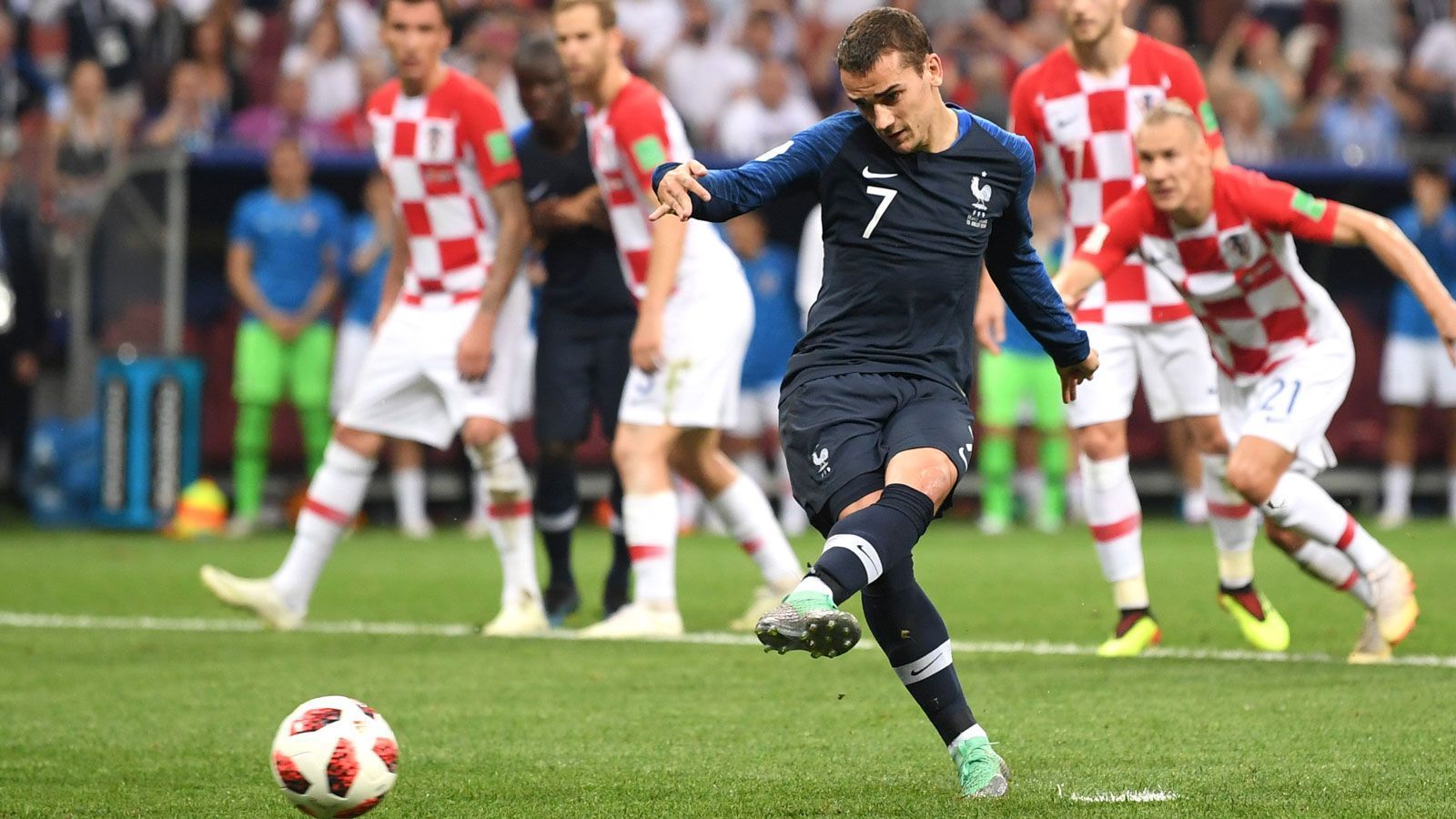 
                <strong>Linker Flügelstürmer: Antoine Griezmann (27, Frankreich)</strong><br>
                sieben Einsätze (vier Mal über die volle Distanz, in allen Gruppenspielen und im Achtelfinale ausgewechselt/570 Minuten)vier Tore, zwei Assists21 Schüsse (elf aufs Tor)insgesamt 61 Länderspiele und 24 Torespielt bei Atletico Madrid
              