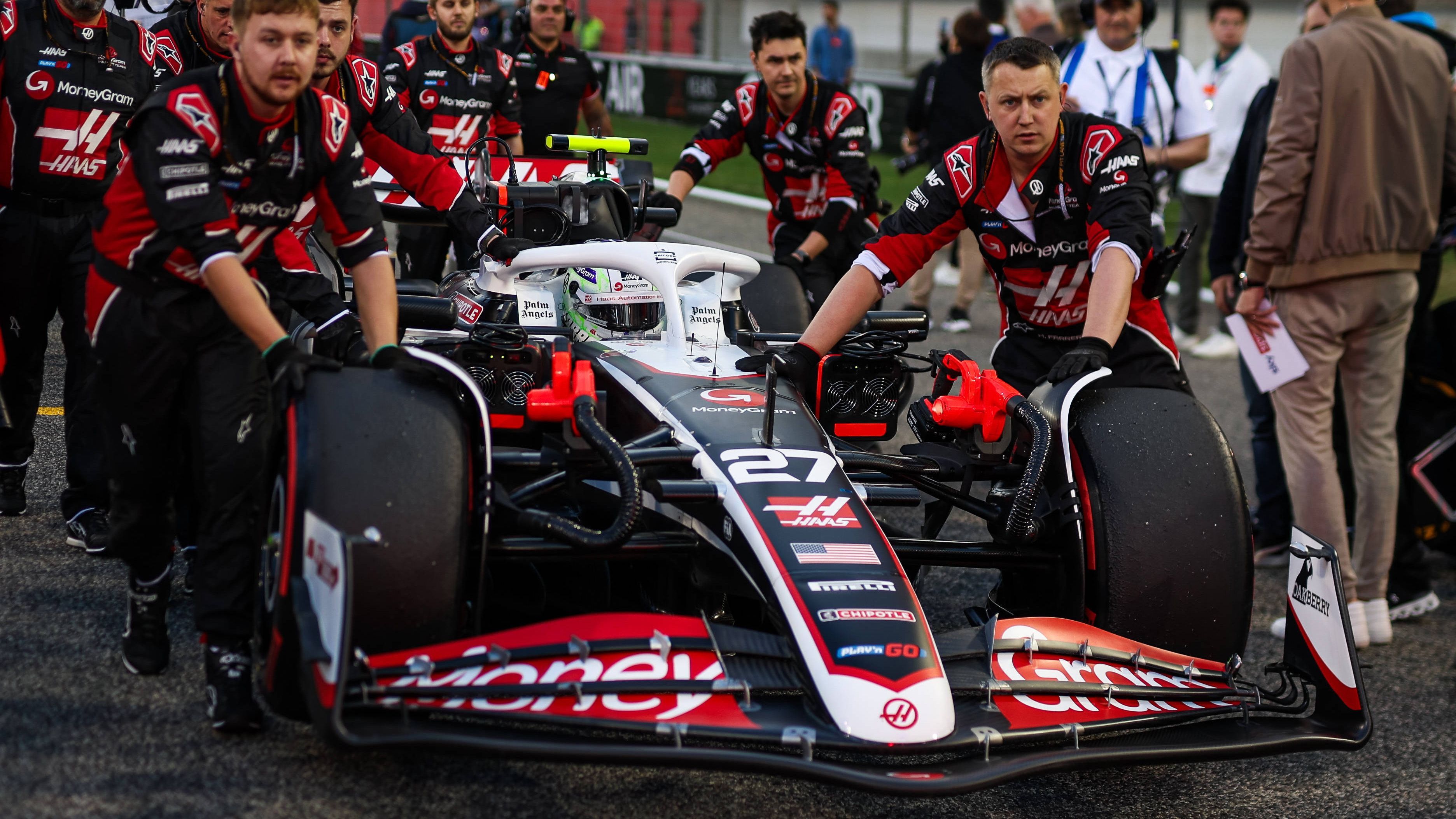 <strong>Gewinner: Haas-Team</strong>
<br>Schon im Qualifying sorgt Haas für die erste Überraschung: Nico Hülkenberg platziert seinen Boliden auf einem starken zehnten Platz, im Rennen schrammt Kevin Magnussen mit Platz zwölf knapp an den Punkten vorbei. Die ersten Ergebnisse machen Mut und sollten dem Team Auftrieb geben – wer weiß, wie weit es im Jahr 2024 noch gehen kann?