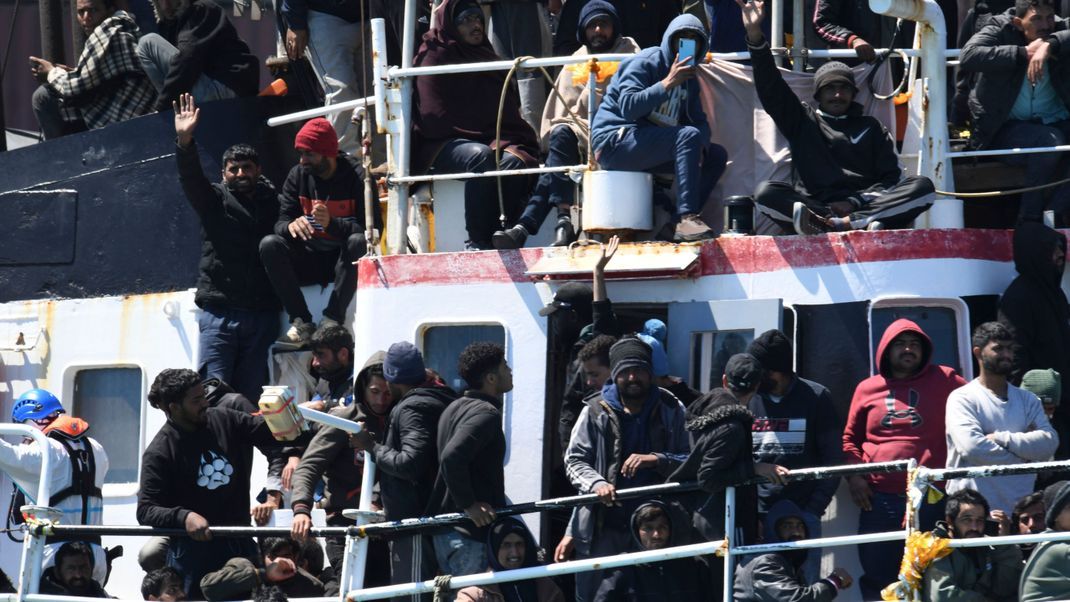 Die rechtsgerichtete Regierung Italiens hat den Notstand ausgerufen, um den Ansturm von Migrant:innen an der Südküste des Landes zu bewältigen.