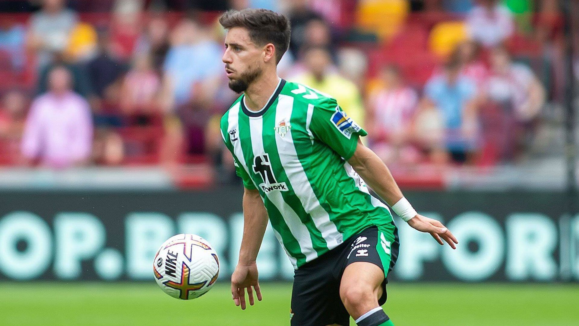 
                <strong>Alex Moreno (Real Betis)</strong><br>
                Linksverteidiger Alex Moreno spielt seit 2019 bei Betis Sevilla. Sein Vertrag in Andalusien läuft noch bis 2025. Mit Alphonso Davies und Backup Lucas Hernandez sind die Bayern hinten links allerdings gut aufgestellt. Zahavi kann es sich daher wohl sparen, den 29-Jährigen bei den Bayern-Bossen anzubieten. 
              