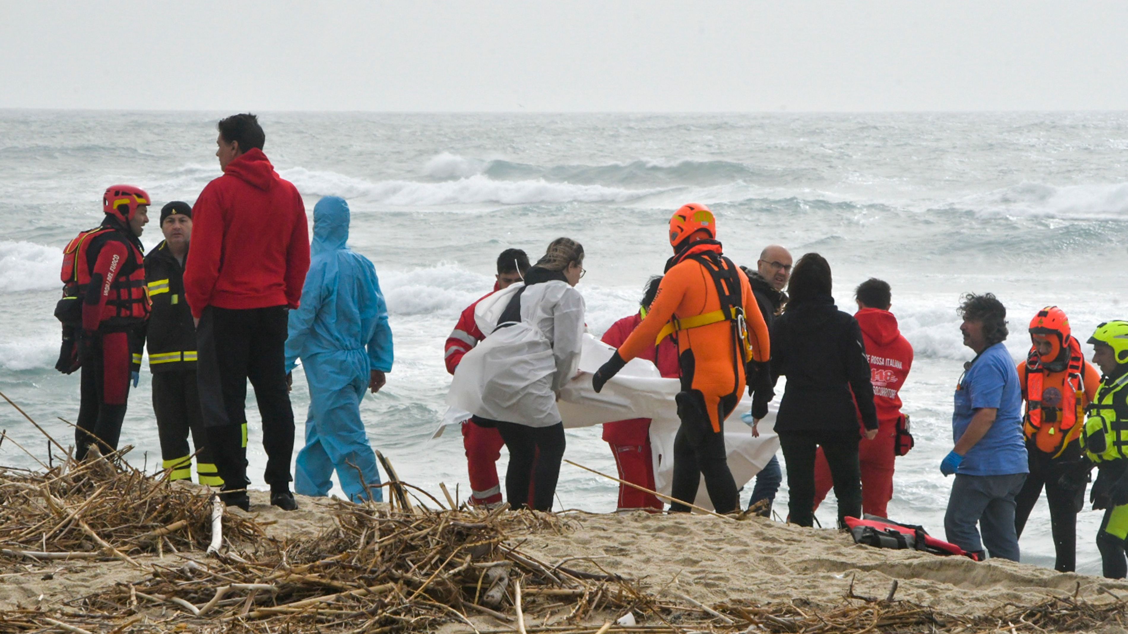 Rettungskräfte bergen eine Leiche an einem Strand in der Nähe von Cutro, Süditalien, nachdem ein Boot mit Migranten bei rauer See auseinandergebrochen war.