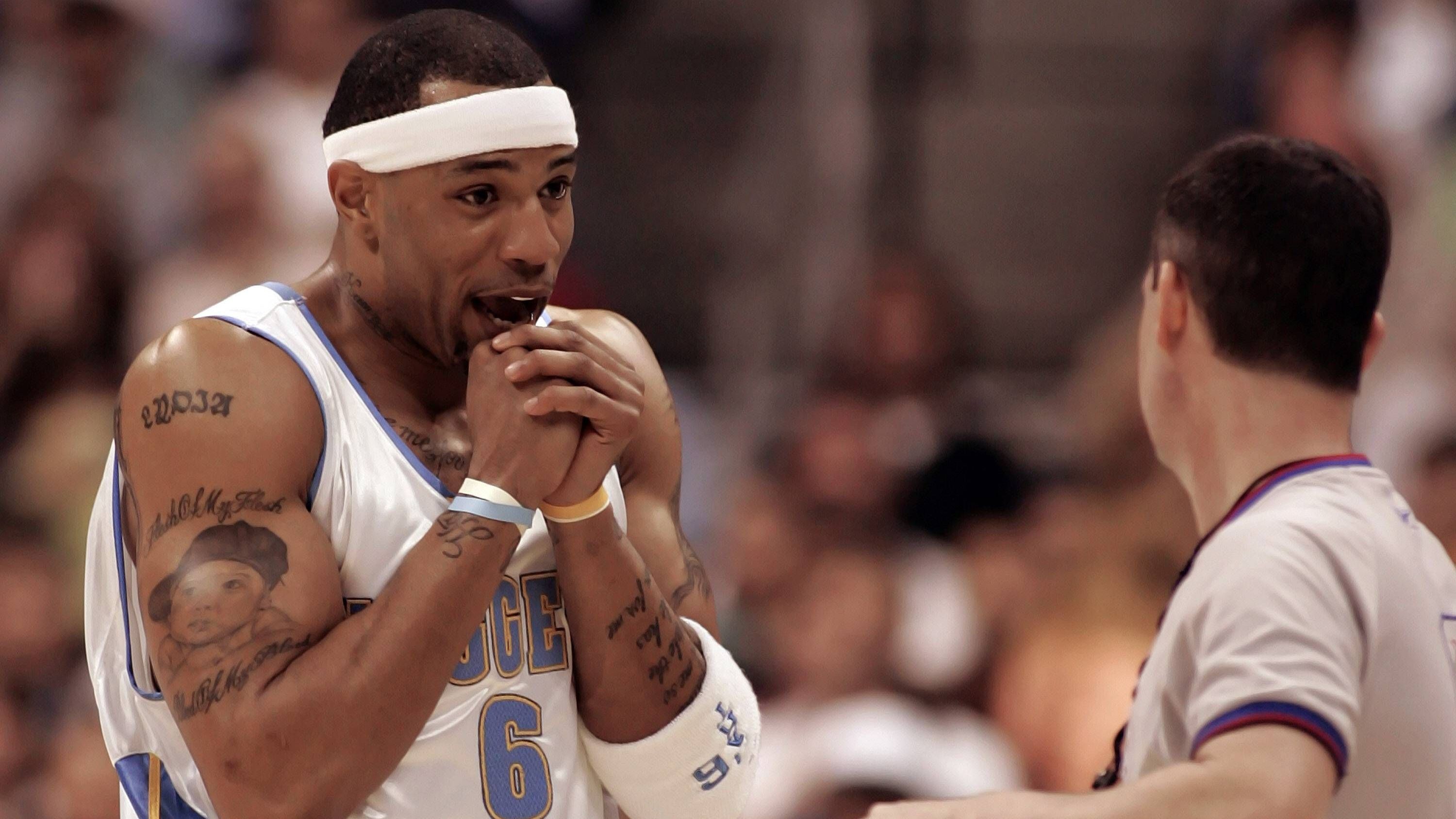 <strong>Platz 11: Kenyon Martin - 12 Ejections</strong><br>Der Vater des aktuellen NBA-Profis Kenyon Martin Jr. war zu seiner aktiven Zeit kein Kind von Traurigkeit. 12-Mal wurde der ehemalige Nummer-Eins-Pick von Schiedsrichtern des Feldes verwiesen. Martin war mitunter dafür bekannt, dass er einschüchternde Freunde zu den Spielen mitbrachte. Diese Unterstützung brauchte er jedoch nicht. "K-Mart" war einer der furchterregendsten Spieler in der Geschichte der Liga.