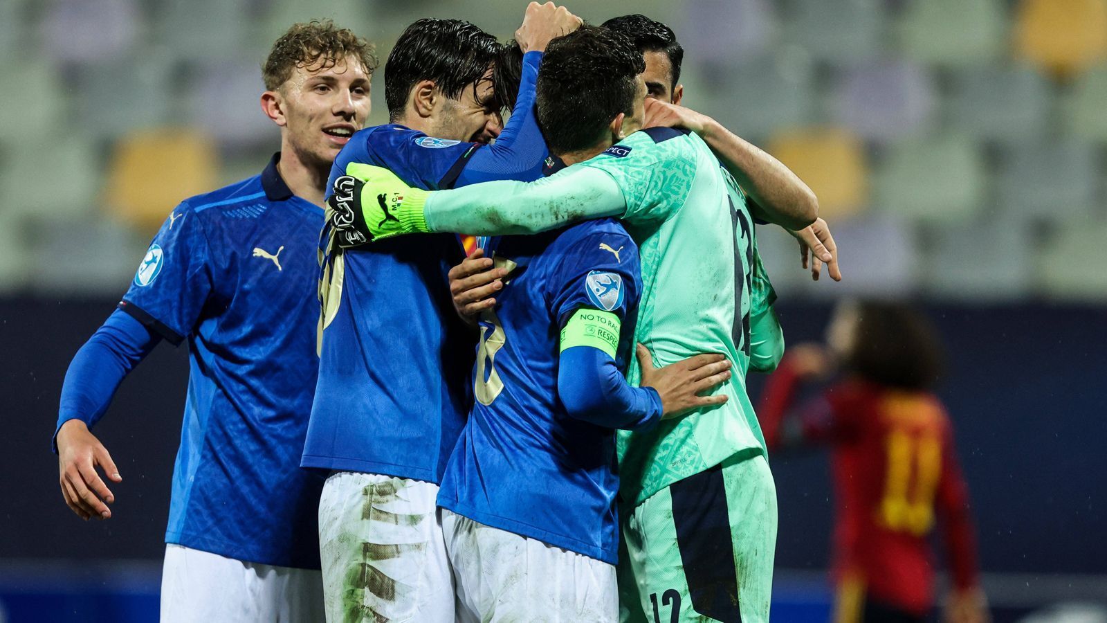
                <strong>Italien </strong><br>
                Die Italiener haben den zweiten Platz der Gruppe B belegt. Das 4:0 im letzten Vorrundenspiel gegen Slowenien war ein echtes Ausrufezeichen. Zuvor trennten sich die Italiener mit einem 0:0 von Spanien und mit einem 1:1 von Tschechien. Italiens Top-Star ist der defensive Mittelfeldspieler Sandro Tonali von AC Mailand, der im ersten Vorrundenspiel allerdings die Rote Karte sah und für die folgenden beiden Partien gesperrt war.
              