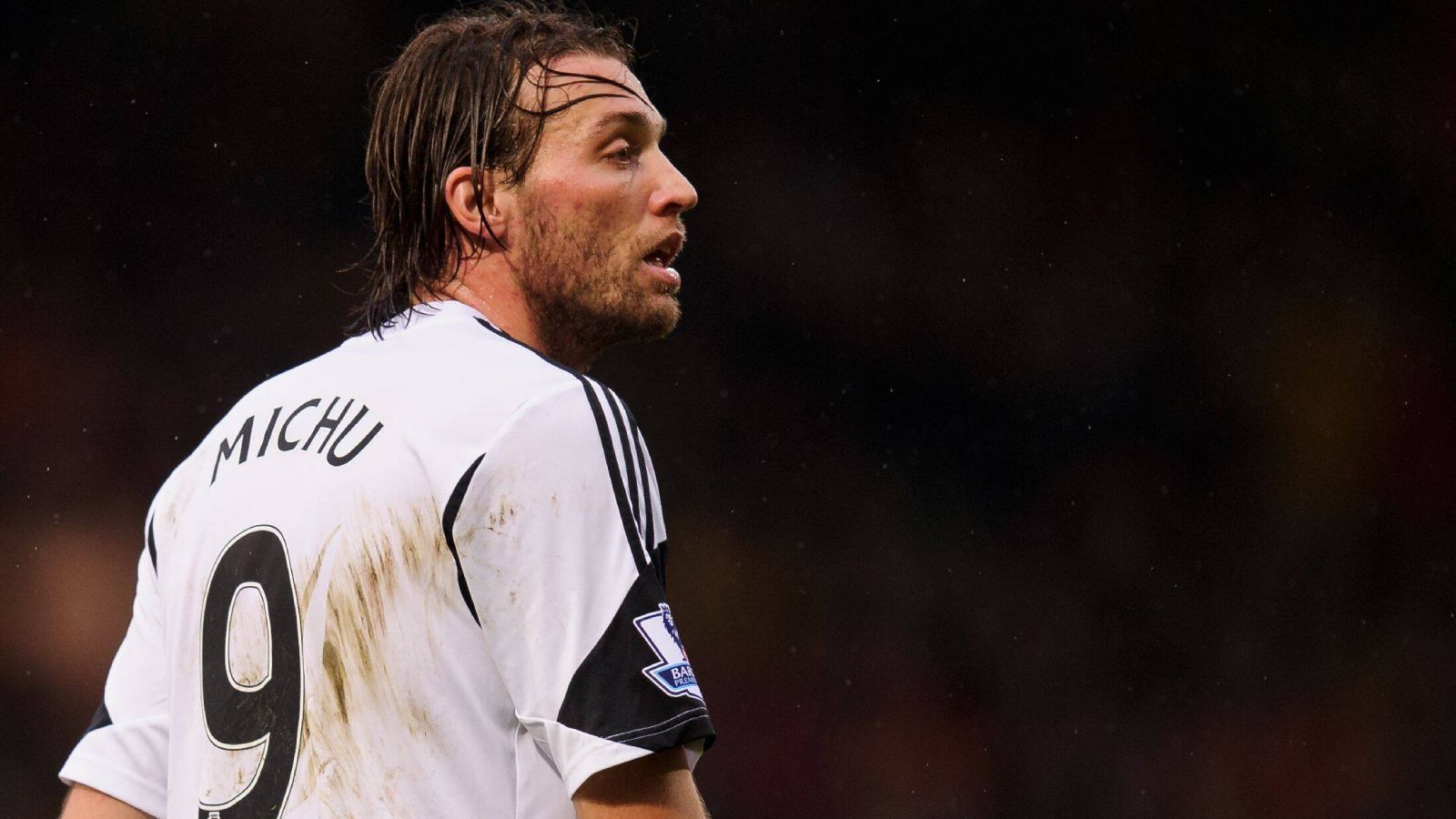 
                <strong>Michu</strong><br>
                Wenn man von einem "One Season Wonder" im Fußball spricht, kommt man nicht am Spanier Michu vorbei. 2012 wechselte der damals 26-Jährige von Rayo Vallecano zum FC Swansea. In seiner Debüt-Saison schoss er mit 21 Scorerpunkten in 35 Spielen beinahe alles kurz und klein. 2014 wechselte er leihweise dann zum SSC Neapel, wo er wegen einer hartnäckigen Verletzung nur auf sechs Spiele kam. 2017 beendete Michu dann verletzungsbedingt seine Karriere.
              