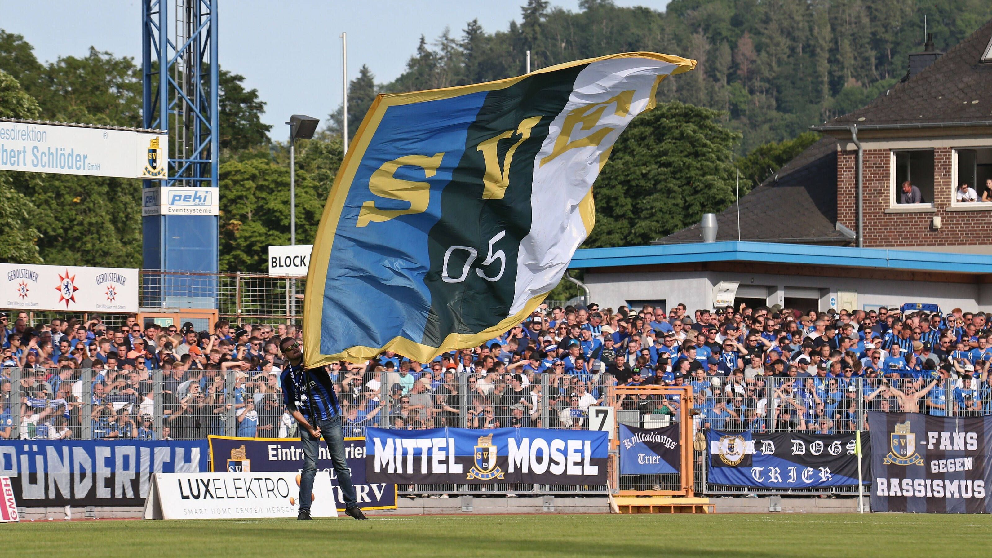 <strong>DFB-Pokal-Halbfinale in Trier<br></strong>Der SV Eintracht Trier hat mitgeteilt, dass das für Dienstag angesetzte Halbfinale im DFB-Pokal zwischen Saarbrücken und Kaiserslautern (<a href="https://www.ran.de/sports/ticker/ma9610460/liveticker?from=%2Fsports%2Ffussball%2Fdfb-pokal%2Fspielplan">ab 20:45 Uhr im Liveticker</a>) in das Trierer Moselstadion verlegt wird. Als Grund wird der "anhaltend desaströse Rasen im Saarbrücker Ludwigspark" genannt.