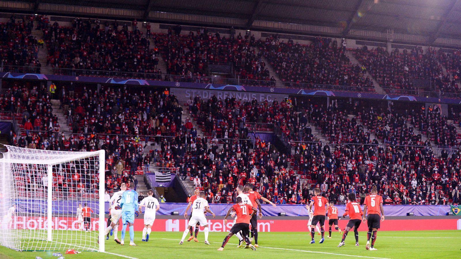 
                <strong>Fan-Kontroverse, Teil 1</strong><br>
                In manchen Stadien sah es am Dienstag- und Mittwochabend beinahe nach normalen Fußballspielen aus. Was problematisch ist, wenn man bedenkt, wie das Coronavirus gerade wieder wütet. In Frankreich zum Beispiel, wo die Bilder von 5000 Fans in Rennes, die die Ränge füllten und spätestens beim Führungstreffer für ihr Team jegliche Hemmungen verloren, für Empörung sorgten.
              