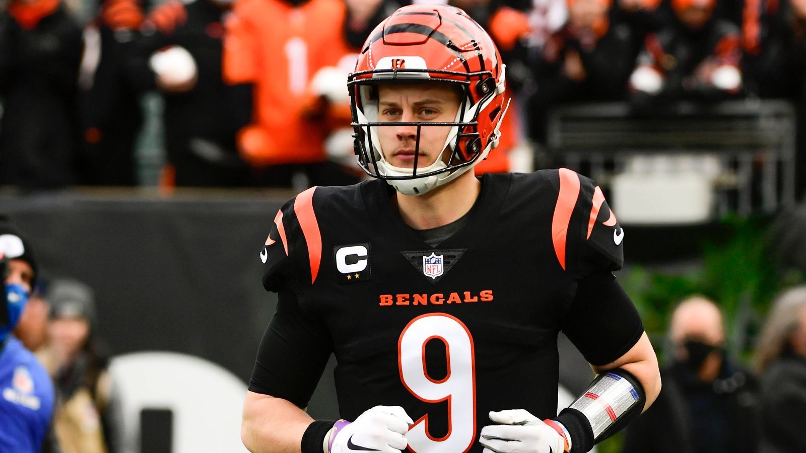 
                <strong>Joe Burrow (Quarterback, Cincinnati Bengals)</strong><br>
                Zugegeben: Bei den Cincinnati Bengals (Bengals@Chiefs am Sonntag ab 20:15 Uhr LIVE auf ProSieben MAXX und ab 20:45 Uhr dann auf ProSieben und im Stream auf ran.de) lief alles ein bisschen einfacher. Durch schwache Vorsaisons sicherte sich die Franchise lukrative Draft-Picks und konnte aus Spielern wählen, bei denen die Qualität unbestritten war - und ist. So wurde Joe Burrow 2020 als unangefochtener Nummer-1-Pick vor dem Draft gehandelt. Die Bengals ließen keine weiteren Fragen zu und wählten den Quarterback aus, dem "NFL.com" damals "Pro Bowl Talent" attestierte. Trotzdem wurden ihm auch Schwächen zugesprochen. Er würde teilweise unnötige Sacks einstecken und seine Arm-Stärke sei nur unterdurchschnittlich. Ersteres hat man vielleicht noch im Titans-Spiel aufblitzen sehen. Aber die Arm-Stärke beweist er vor allem bei den Zuspielen auf seinen Lieblings-Receiver ...
              