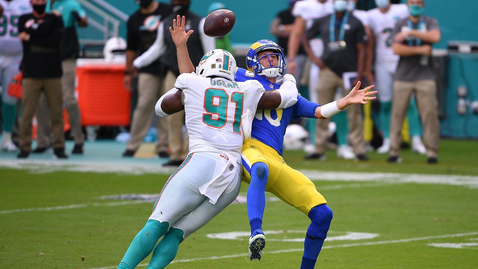 
                <strong>Landing Spots für Jared Goff: Miami Dolphins</strong><br>
                Auch die Dolphins suchen nach einem Quarterback. Top-Rookie Tua Tagovailoa hat noch nicht beweisen können, dass er ein Team bereits anführen kann. Altmeister Ryan Fitzpatrick wird, Stand jetzt, in diesem Jahr zum Free Agent. Berichten zufolge sollen die Dolphins ebenfalls ein Auge auf Watson geworfen haben. Miami übernimmt den 3. Pick von den Texans im diesjährigen Draft, hat dazu noch den eigenen 18. Pick und damit eine optimale Verhandlungsposition. Zu groß ist die Quarterback-Not aber nicht, um einen teuren Trade für Goff in die Wege zu leiten.
              