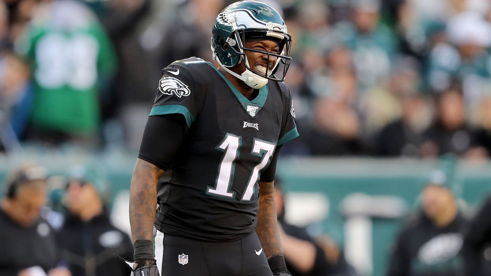 
                <strong>Alshon Jeffery (Philadelphia Eagles)</strong><br>
                Alshon Jeffery hat eine insgesamt gute Karriere hinter sich, doch die Zeit des physischen Wide Receivers läuft allmählich ab. Jeffery hatte in der vergangenen Saison mit mehreren kleineren Verletzungen zu kämpfen und zunehmend Probleme dabei, Defensive Backs mit seinen Qualitäten als Route-Runner zu schlagen. Die Eagles haben im Draft darauf reagiert und mit Jalen Reagor einen Erstrunden-Pick für Jefferys Nachfolger investiert. 13 Millionen Dollar im Durchschnitt sind für den 30-Jährigen mittlerweile zu viel.
              