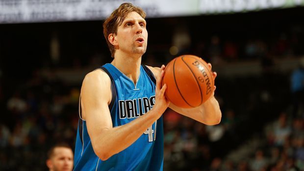 
                <strong>Dirk Nowitzki</strong><br>
                Dirk Nowitzki (seit 1999 - Dallas Mavericks)Draft: 1998, 9. Stelle von den Milwaukee BucksSpiele: 1340Punkteschnitt: 22,0 pro SpielPlayoff-Spiele: 145Punkteschnitt: 25,3 pro SpielChampion: 2011MVP: 2007All-Star: 2002-2012, 2014, 2015
              