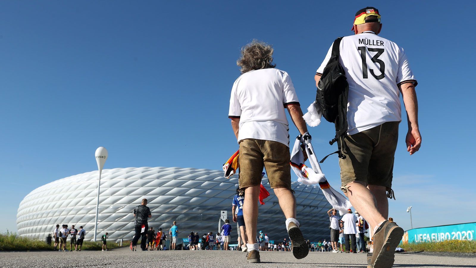 
                <strong>Auf in die Arena</strong><br>
                Während Portual erleichtert aufatmet, machen sich die deutschen Fans auf den Weg in die Allianz Arena. Hier wartet auf die DFB-Auswahl niemand Geringeres als Weltmeister Frankreich.
              