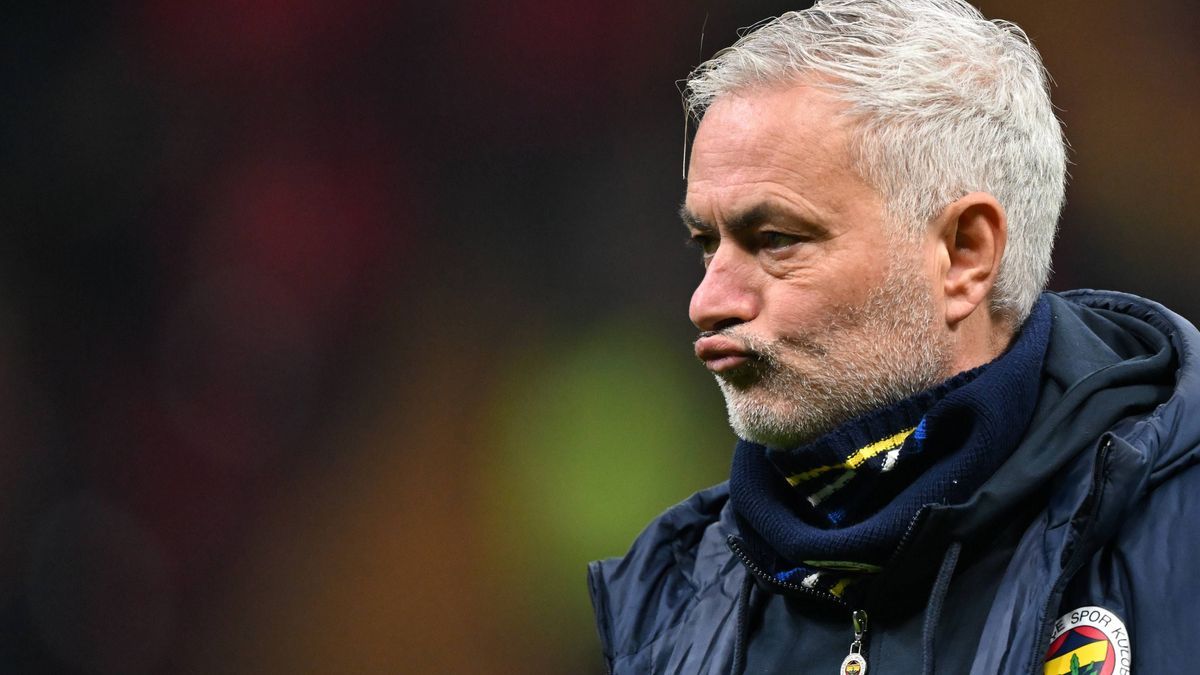 ISTANBUL - Fenerbahce SK coach Jose Mourinho during the Turkish Superlig match between Galatasaray and Fenerbahce at the Ali Sami Yen Spor Kompleksi stadium on Feb. 24, 2025 in Istanbul, Turkey. AN...