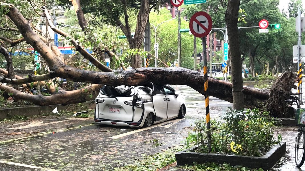 In Taiwan hat der Taifun "Kong-rey" bereits für Verwüstung gesorgt - jetzt bereitet sich Japan auf sein Eintreffen vor.