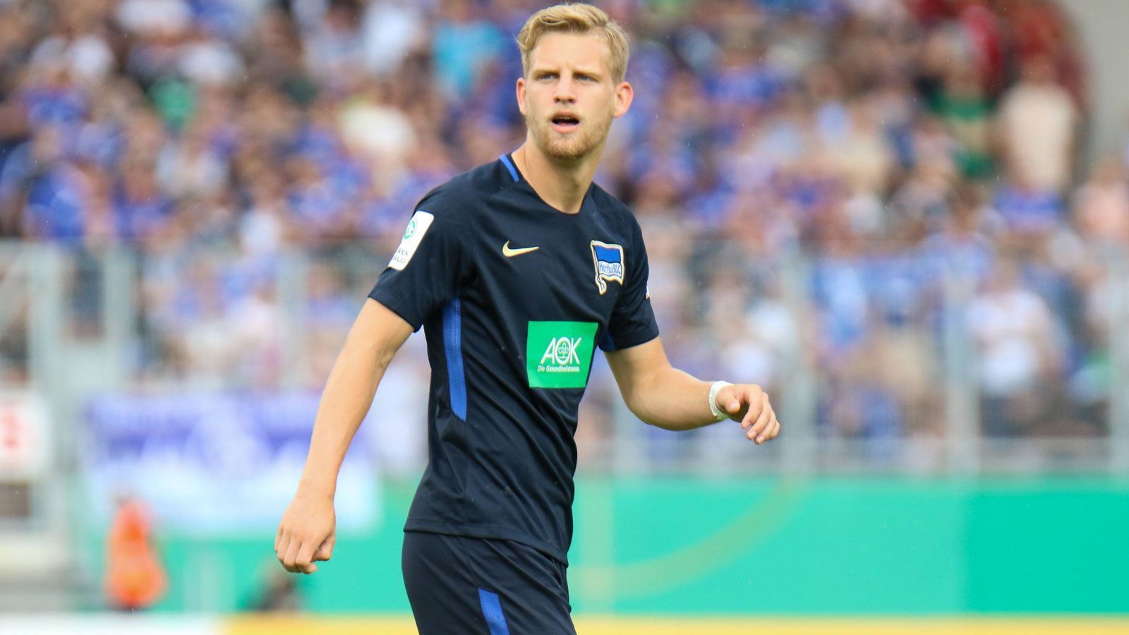 
                <strong>Arne Maier, U19 Silber</strong><br>
                Die Silbermedaille in der U19 geht an Arne Maier. Der defensive Mittelfeldspieler gehört bereits zum Stammkader von Hertha BSC und absolvierte in der abgelaufenen Saison schon 18 Bundesliga- und drei Europa-League-Spiele im Mittelfeld der Berliner. Außerdem wurde er deutscher A-Jugend-Meister mit der Hertha und absolvierte neun U19-Länderspiele für Deutschland. 2016 wurde ihm schon die U17-Medaille in Silber überreicht. 
              